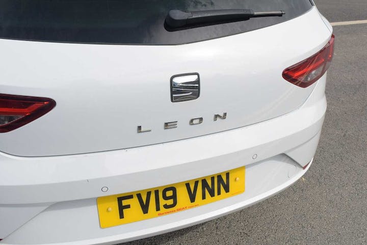 White SEAT Leon TDI SE Dynamic 2019