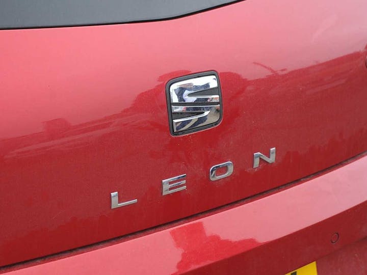 Red SEAT Leon TDI SE Dynamic 2019