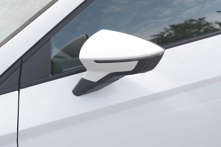 White SEAT Leon TDI SE Dynamic 2019