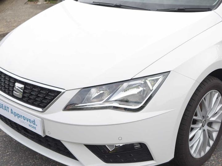 White SEAT Leon TSI SE Dynamic 2020