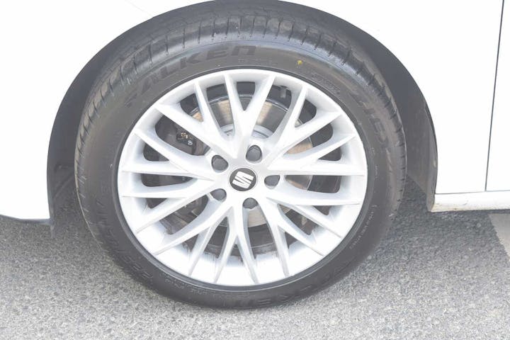 White SEAT Leon TDI SE Dynamic 2019