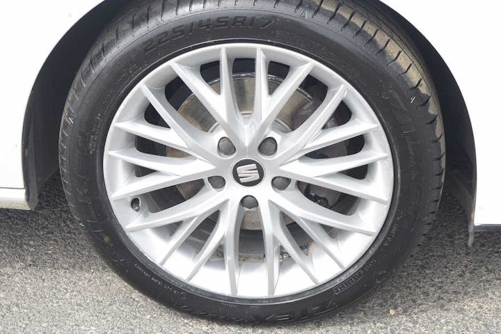 White SEAT Leon TDI SE Dynamic 2019