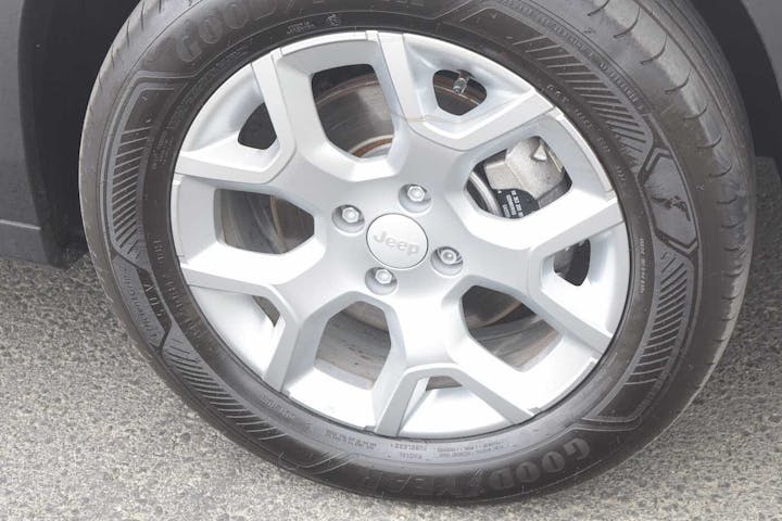 White Jeep Avenger Altitude 2025