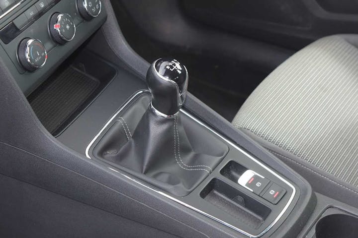 White SEAT Leon TDI SE Dynamic 2019