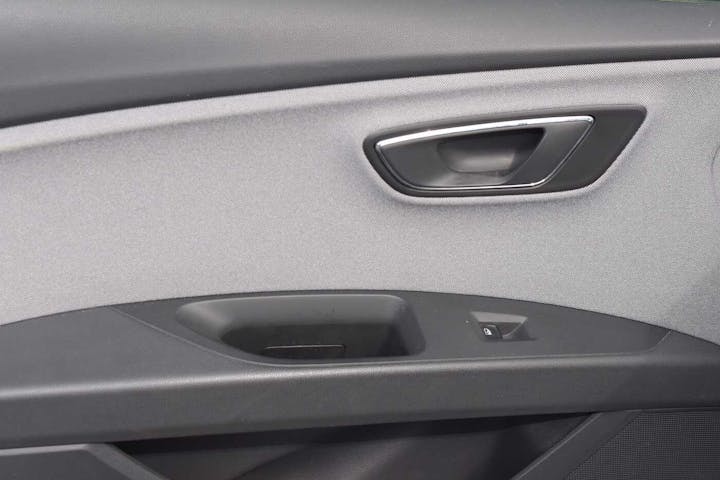 White SEAT Leon TDI SE Dynamic 2019