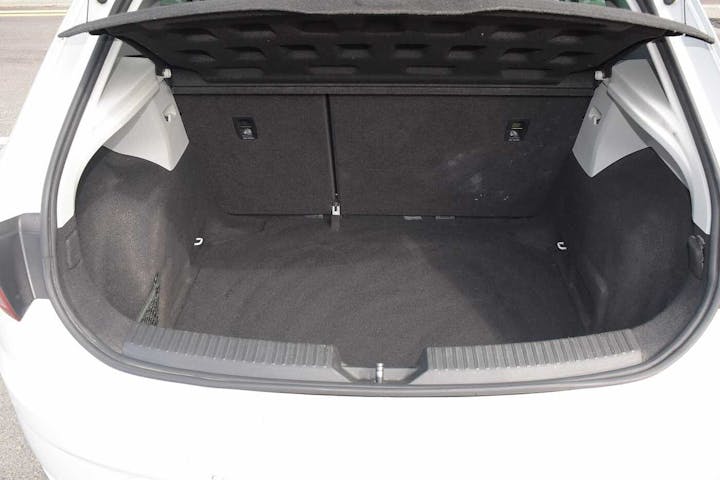 White SEAT Leon TDI SE Dynamic 2019