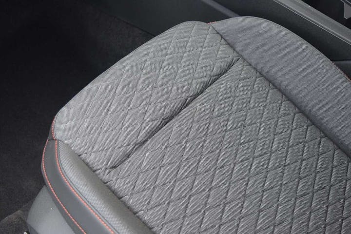 Red SEAT Leon E Hybrid 1.5 Fr Hybrid DSG 2025