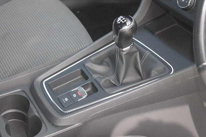 White SEAT Leon TDI SE Dynamic 2019