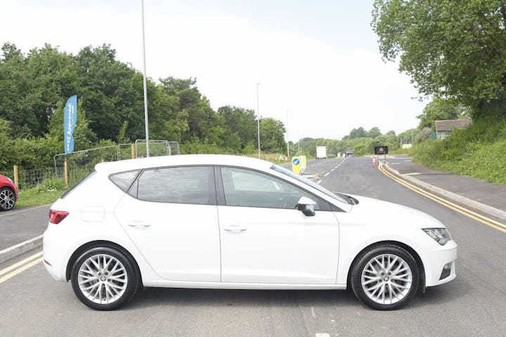 White SEAT Leon TDI SE Dynamic 2019