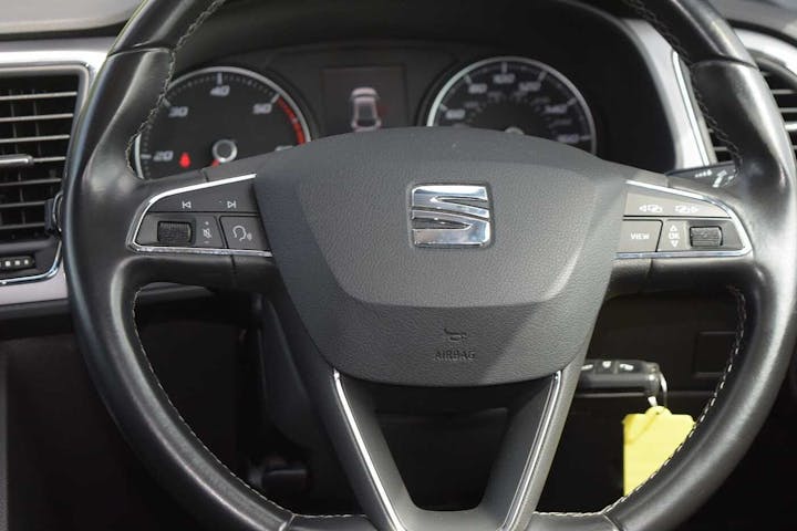 White SEAT Leon TDI SE Dynamic 2019
