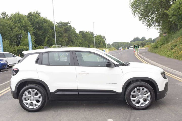White Jeep Avenger Altitude 2025
