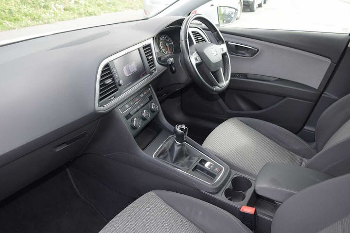 White SEAT Leon TDI SE Dynamic 2019