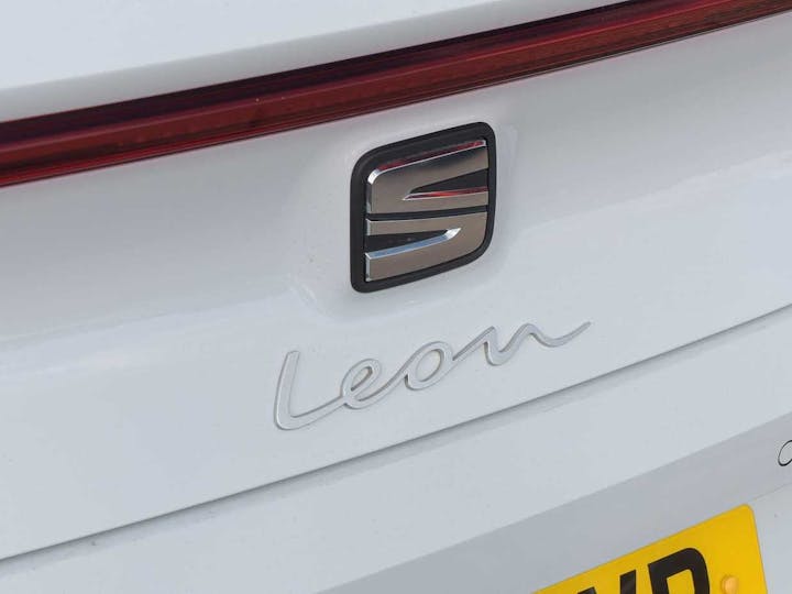 White SEAT Leon TSI Evo Fr 2020