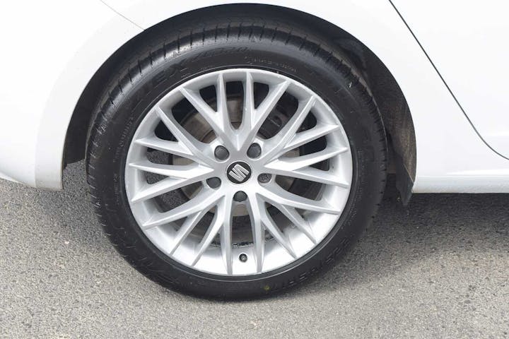 White SEAT Leon TDI SE Dynamic 2019