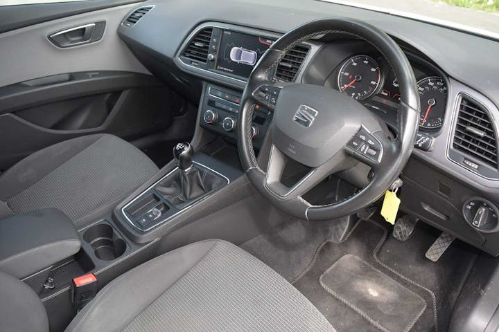 White SEAT Leon TDI SE Dynamic 2019