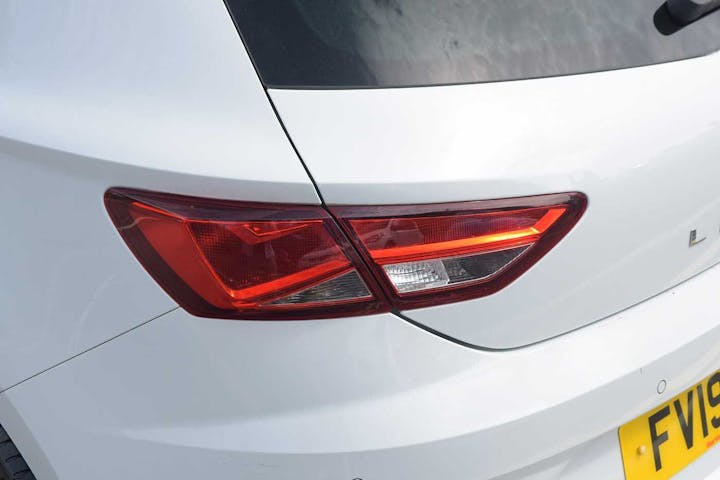 White SEAT Leon TDI SE Dynamic 2019